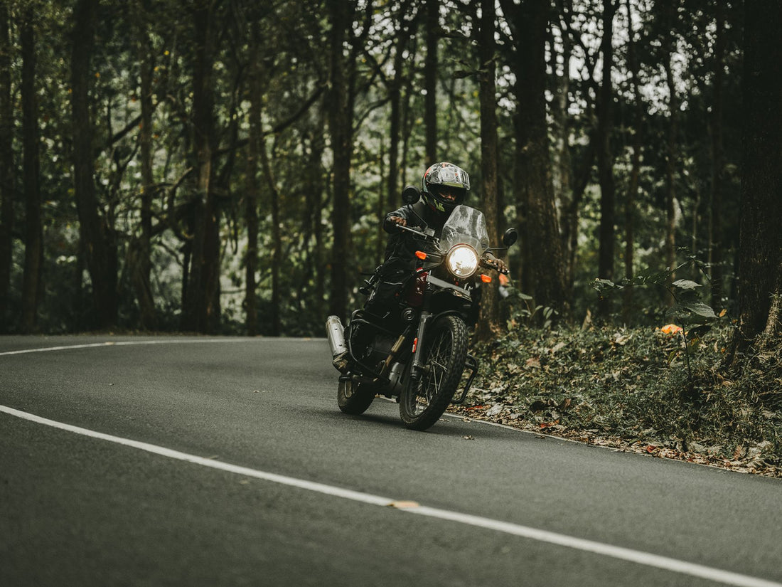 Motard sur la route, casque et équipement