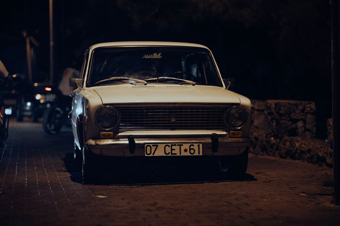 Voiture garée dans une rue la nuit