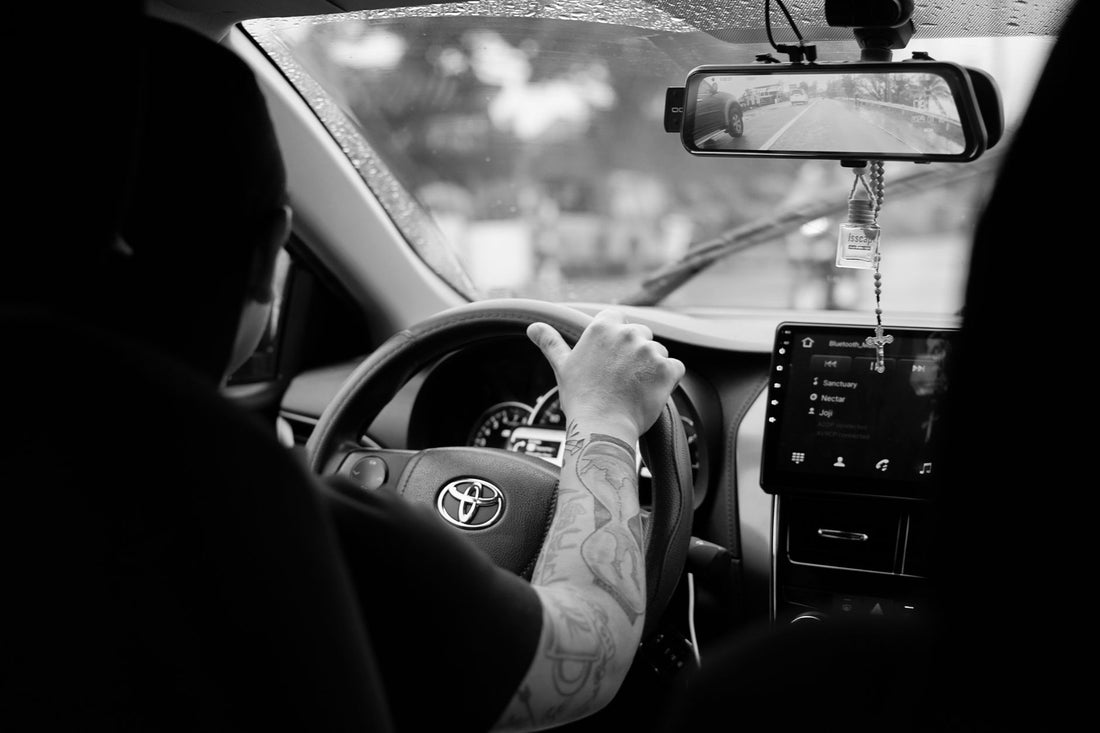 Tableau de bord d'une voiture en conduite, vue depuis l'habitacle