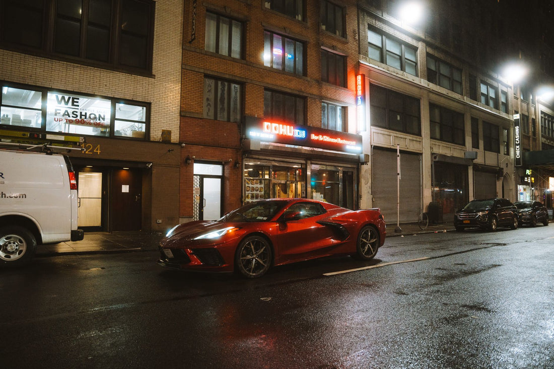 Voiture garée dans une rue la nuit