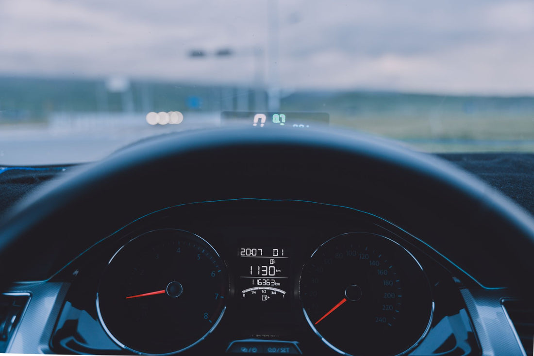 Tableau de bord d'une voiture en conduite, vue depuis l'habitacle