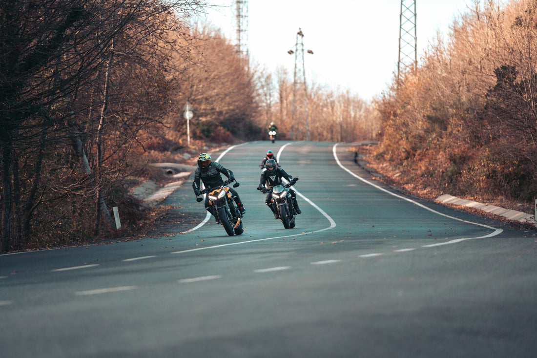 Motard sur la route, casque et équipement
