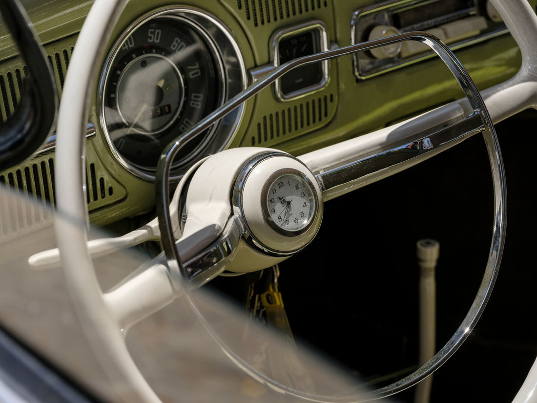 Intérieur de voiture et tableau de bord en gros plan