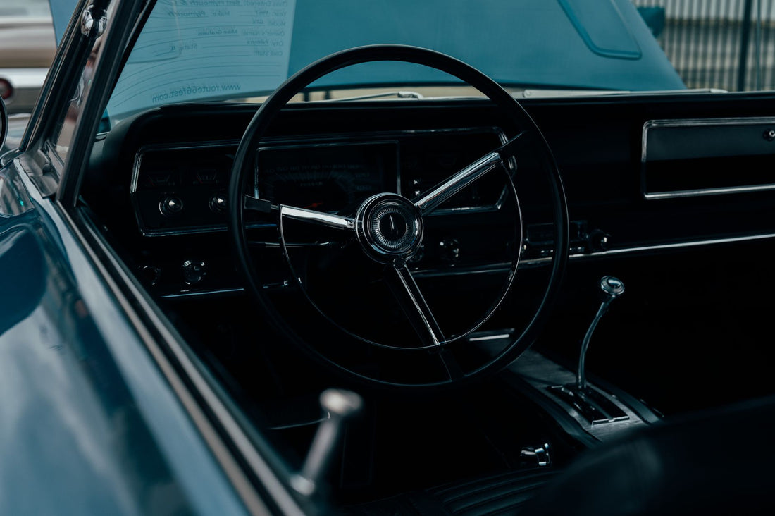Intérieur de voiture et tableau de bord en gros plan