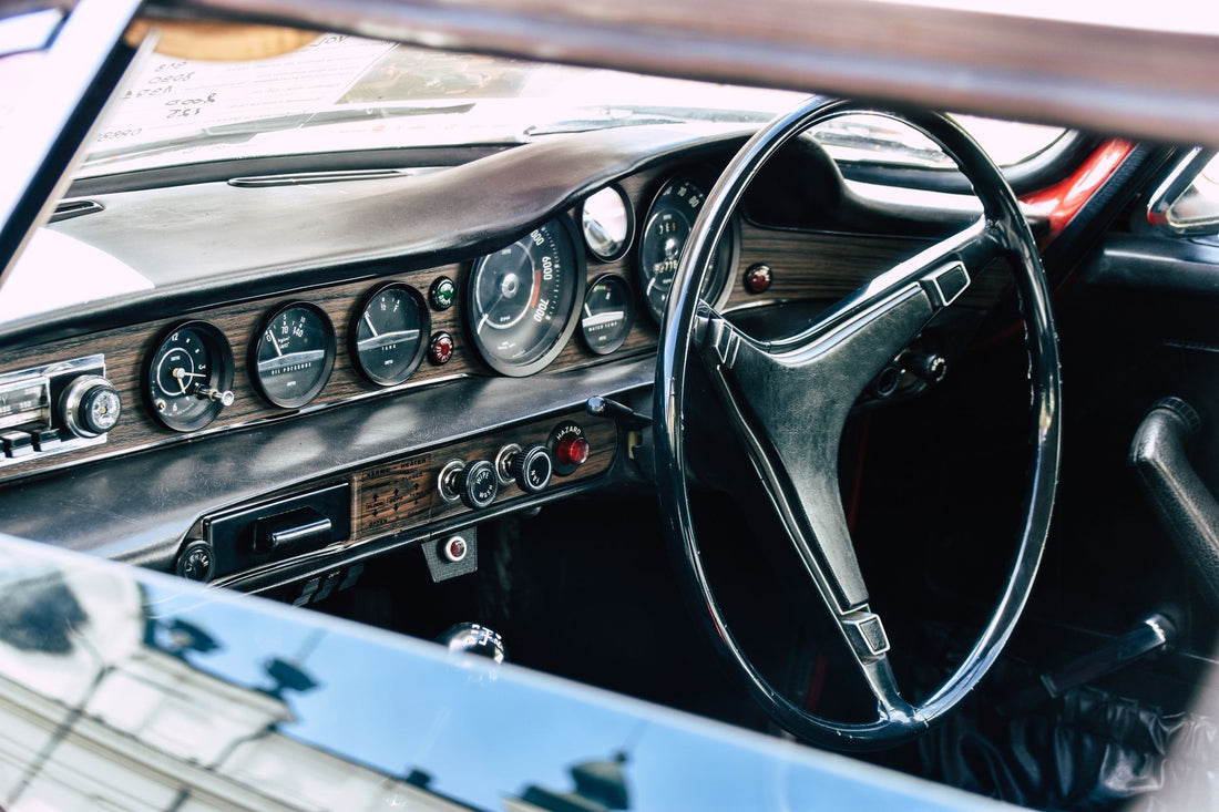 Intérieur de voiture et tableau de bord en gros plan