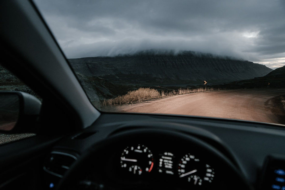 Tableau de bord d'une voiture en conduite, vue depuis l'habitacle