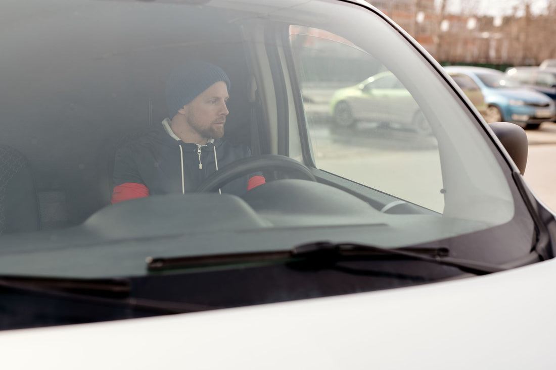 Chauffeur livreur au volant de son utilitaire en ville